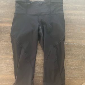 Lululemon lux cropped leggings with mesh side panels. Size 6.
